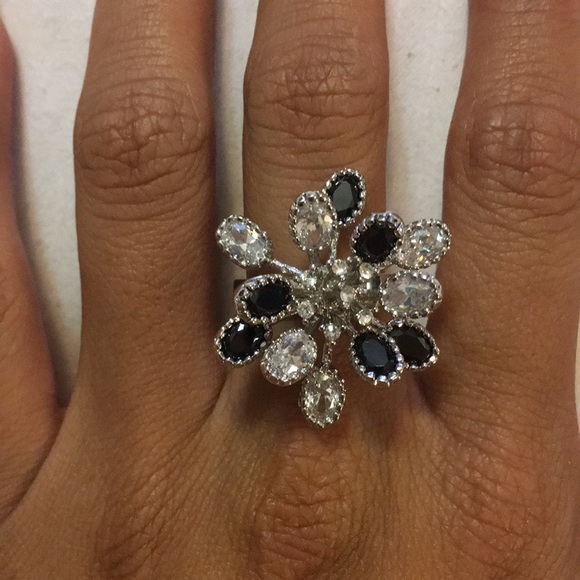 Black and silver ring. - Picture 2 of 4